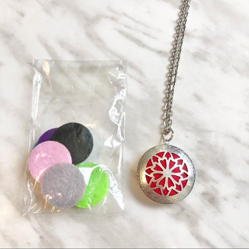 🎉 New Flower Locket Diffuser Necklace - Picture 2 of 3